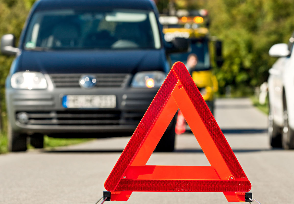 Warndreieck mit stehenden Autos dahinter